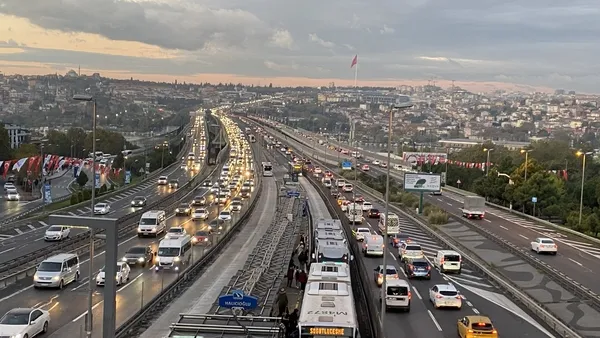 Son dakika: İstanbul'da okulların açılmasıyla birlikte trafik yoğunluğu oluştu!-3