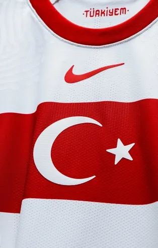 Son dakika: A Milli Futbol Takımımızın yeni formaları görücüye çıktı!