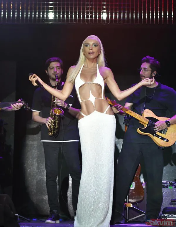 Gülşen sahne kıyafetiyle olay oldu, rezalete uydurduğu kılıfla tepki çekti: "Emzirmektir masum olan senin yaptığın teşhircilik" - 22