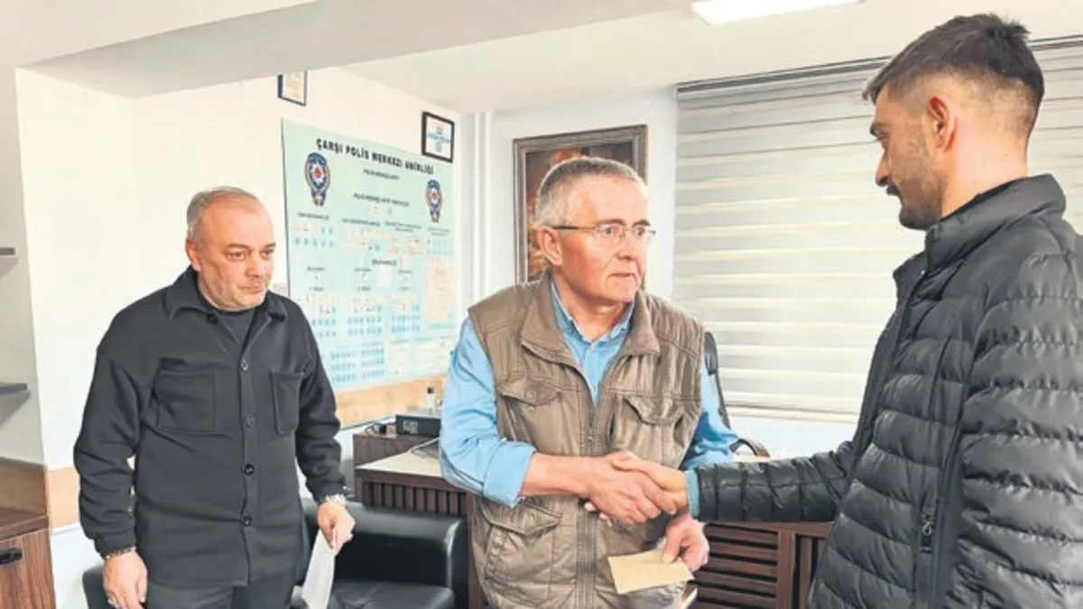 Bursa’da insanlık örneği: Engelli genç bulduğu 2 bin euroyu sahibine teslim etti!
