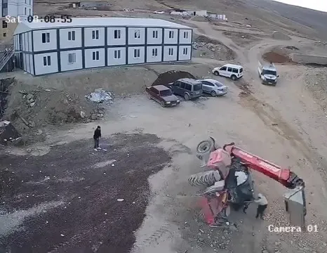 Elazığ'da 2 çocuk iş makinesinin altında kaldı (İHA)