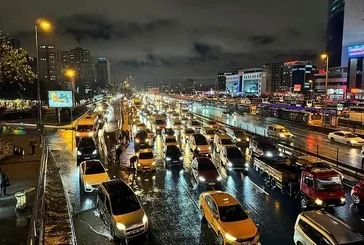 İstanbul'da trafik akşam saatlerinde durma noktasına geldi: Yoğunluk yüzde 85'e yükseldi