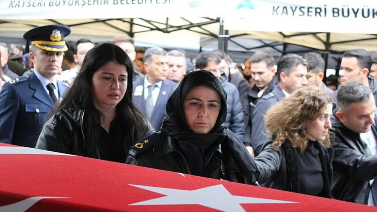 Şehit Nihat İlgen Kayseri'de son yolculuğuna uğurlandı! Eşi asker montuyla veda etti