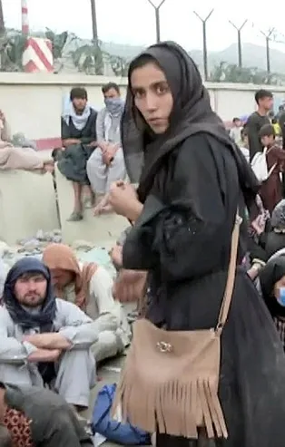 Kabil'de binlerce Afgan "umut yolculuğuna" çıkmayı bekliyor