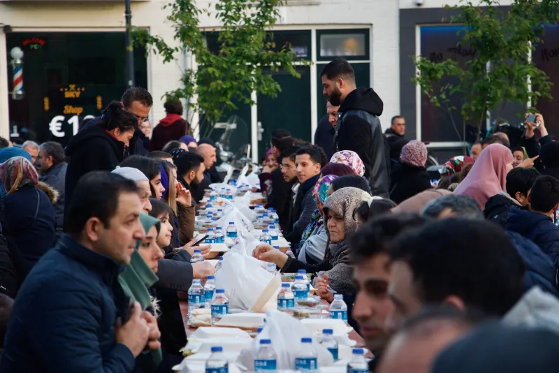 Hollanda'da "Cami Meydanı"nda sokak iftarı - 5