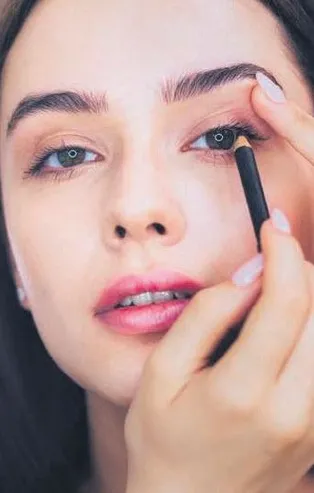 Uzmanlar kadınları coronavirüse karşı uyardı: Göz makyajlarına ara verin