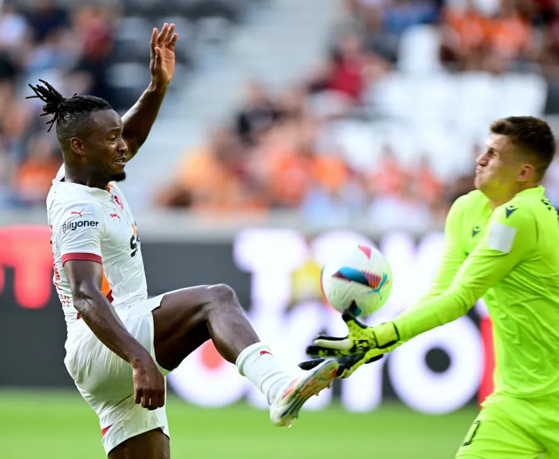 Galatasaray'ın yıldızı İngiltere'ye uçtu! Ada basını görüşeceği takımları yazdı - 4