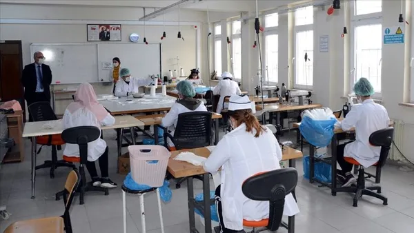 meslek-liseleri-2021de-ekonomiye-300-milyon-lira-katkida-bulundu-milli-egitim-bakani-mahmut-ozer-hedefi-buyuttu-1631883607252.jpg Meslek liseleri, 2021'de ekonomiye 300 milyon lira katkıda bulundu! Milli Eğitim Bakanı Mahmut Özer hedefi büyüttü-7