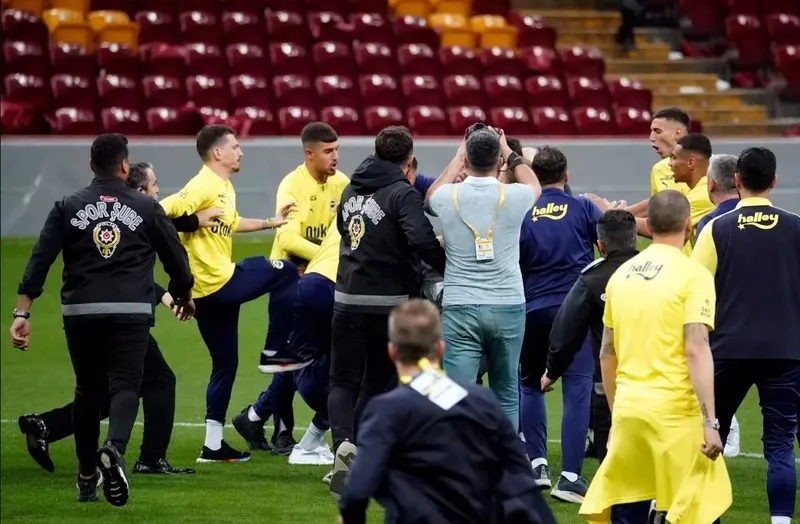 Fenerbahçe-Galatasaray maçı sonrası yaşanan olaylara ilişkin 5 şüpheli hakkında iddianame düzenlendi: 2 futbolcuya hapis talebi-4