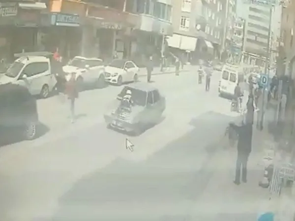 film-gibi-olay-dur-ihtarina-uymadi-kadin-polis-memurunu-otomobilin-kaputunda-200-metre-tasidi-1648644717504.jpg Film gibi olay! 'Dur' ihtarına uymadı kadın polis memurunu otomobilin kaputunda 200 metre taşıdı-3