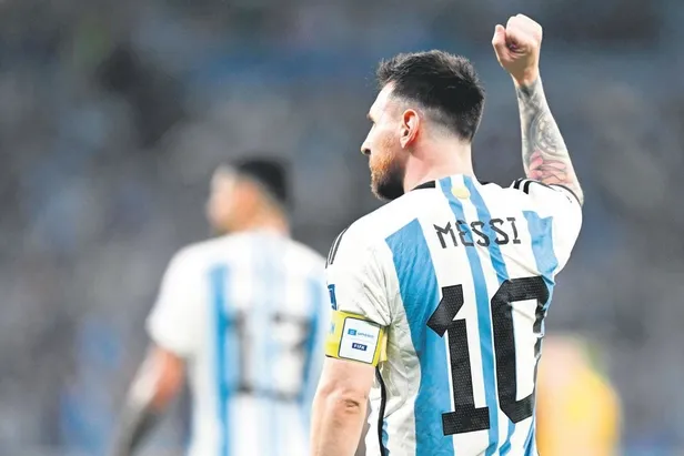 lionel-messi-sahneye-cikti-arjantin-avustralyayi-yenip-son-8e-adini-yazdi-1670114294977.jpeg