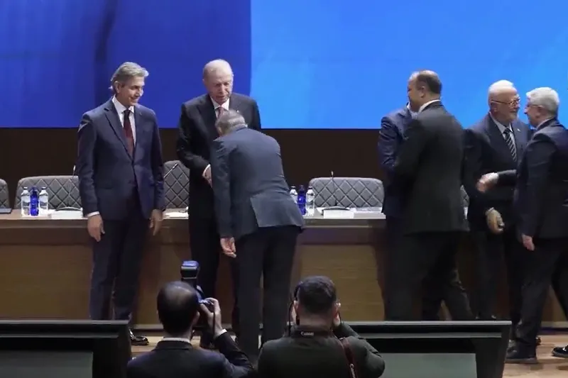 ak-partiye-yeni-transferler-baskan-erdogan-belediye-baskanlarina-rozeti-takti-1769434867296.jpeg Şenol Öncül, Başkan Erdoğan'ın elini öptü (Takvim.com.tr)