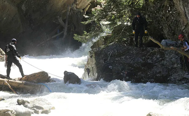 Uçuruma düşen kayıp gazeteci Abdulkadir Nişancı için derenin yönü değiştirilecek-3