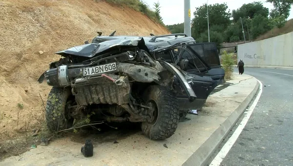 Arnavutköy'de feci kaza! Cip ana yoldan çıkıp tali yola düştü-2
