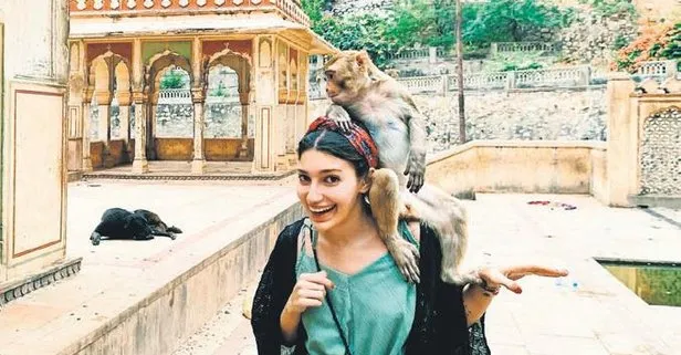 Lidya Özdemiroğlu Hindistan’da ’maymun’lu paylaşım