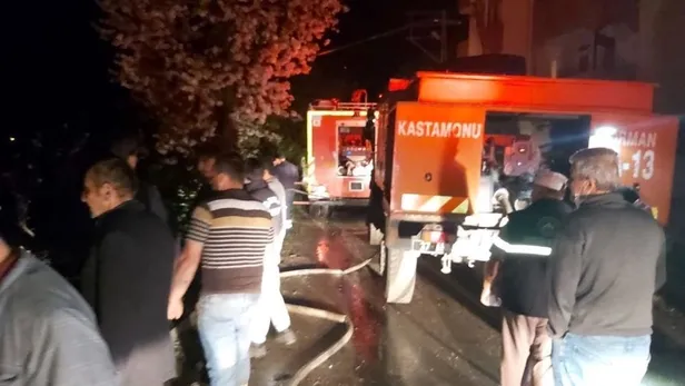 SON DAKİKA: Kastamonu'da gece yarısı korkutan yangın: 6 ev yanarak kullanılamaz hale geldi-5