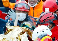 İşte İzmirde 65 saat sonra enkazdan kurtarılan Minik Elifin hastaneden yeni görüntüleri