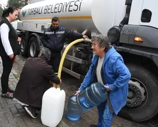 İşte CHP belediyeciliği! İzmirde tankerlerle su dağıtılıyor! Vatandaş markette bile su bulamıyor!
