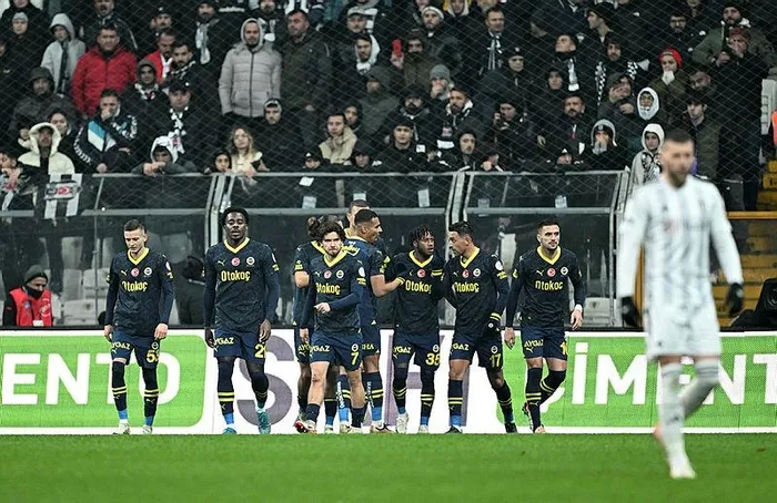 fenerbahce-besiktasi-yendi-hakem-kararlari-maca-damga-vurdu-1702144181717.jpeg Fenerbahçe Beşiktaş'ı yendi! Hakem kararları maça damga vurdu-4