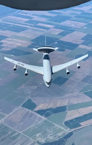 Son dakika: MSB görüntüleri paylaştı: NATO’ya ait AWACS uçağına 23.000 feet irtifada yakıt ikmali