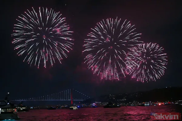 Başkan Erdoğan 'Türkiye Yüzyılı' butonuna bastı! Boğaz'da tarihi 'Cumhuriyet' şöleni: Nefes kesen havai fişek ve drone gösterisi - 22