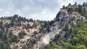 Peş peşe depremler sonrası Kozan’da korkutan anlar! Tepeden kopan kaya kütlesi kamerada