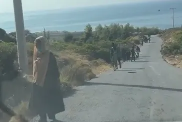 Botları batan göçmenler yüzerek kurtuldu