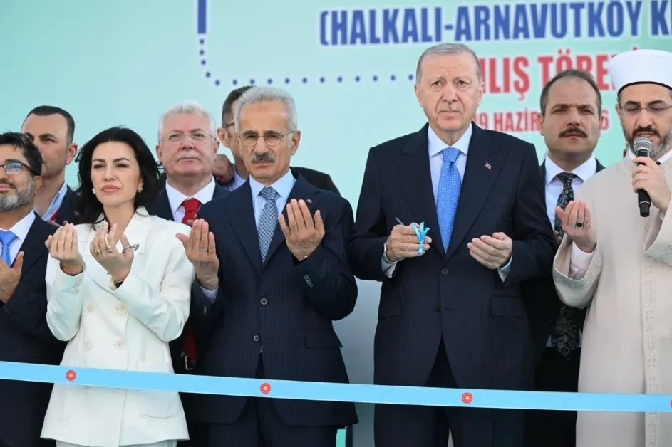 1782035327859.jpeg Raylarda rekor başlangıç! Halkalı-Arnavutköy Metrosu ilk gününde 10 bin kişiye hizmet verdi-6
