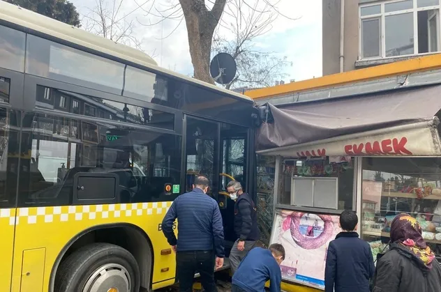 İETT otobüsü Halk Ekmek büfesine çarptı