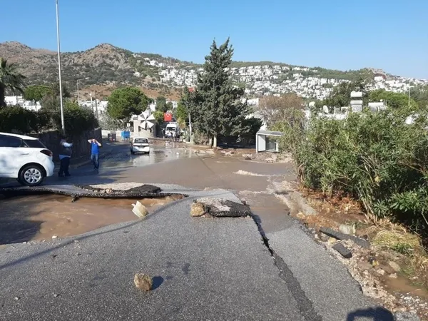 bodrumda-ana-su-hatta-borusu-bomba-gibi-patladi-iste-o-anlar-1635520498968.jpg Bodrum'da ana su hatta borusu bomba gibi patladı! İşte o anlar-2