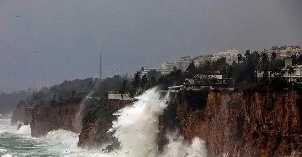 SON DAKİKA: Antalya’da fırtına hayatı felç etti: Dev dalgalar falezleri dövdü