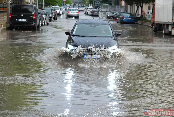 İzmir'de kent merkezi sularla doldu: Ağaçlar devrildi, araçlar gidemedi | Sokakta 2 kişi elektrik akımına kapılarak hayatını kaybetti - 21