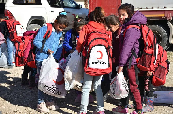 turkkizilay-baris-pinari-bolgesindeki-ogrencilere-mont-bot-ve-kirtasiye-malzemesi-yardiminda-bulundu-1609340702006.jpg