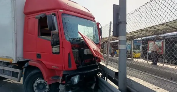 Son dakika: Bakırköy'de kontrolden çıkan kamyon metrobüs bariyerlerine çarptı