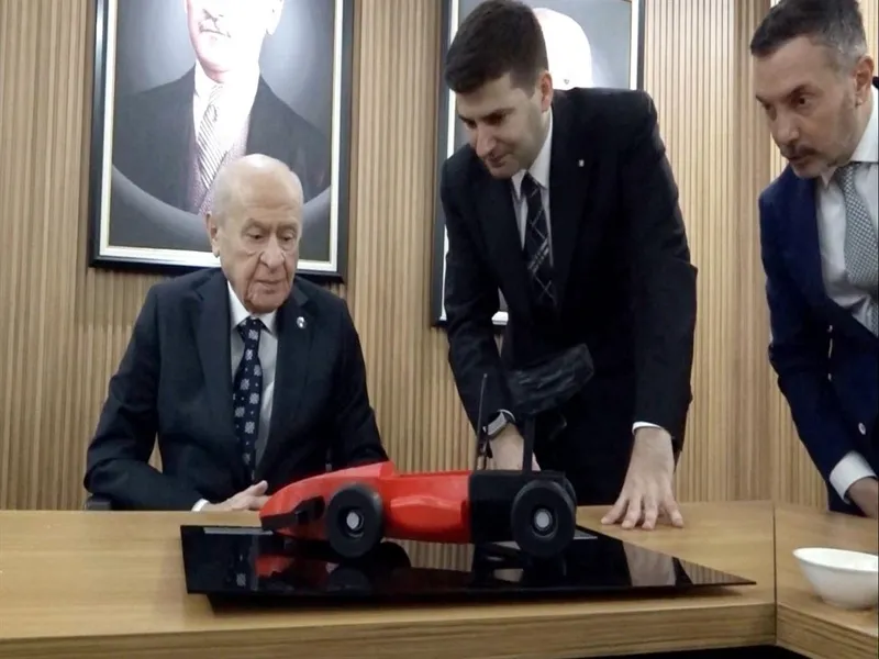 mhp-lideri-bahceli-ulku-ocaklarini-ziyaret-etti-genclerle-bayramlasti-1774007092366.jpeg MHP lideri Bahçeli Ülkü Ocakları'nı ziyaret etti: Gençlerle bayramlaştı-3