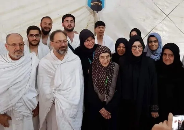 celalettin-oktenin-kizi-ve-basortulu-olarak-meslegini-yapan-ilk-kadin-doktor-ayse-humeyra-okten-medinede-vefat-etti-1598816709994.jpg Celalettin Ökten'in kızı ve başörtülü olarak mesleğini yapan ilk kadın Doktor Ayşe Hümeyra Ökten Medine'de vefat etti-3