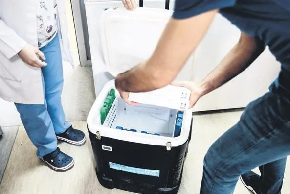 Sağlık çalışanları BioNTech aşısında sıkı önlemler aldı: Aşılar, güvenlik eşliğinde doktorlara teslim ediliyor-4