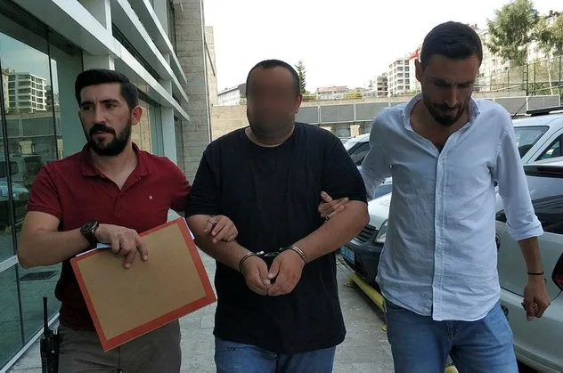Babasına bıçak dayayıp 300 lirasını gasp etti