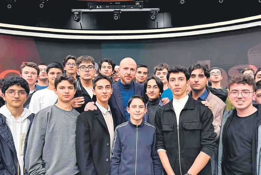 Babasının elini öptü