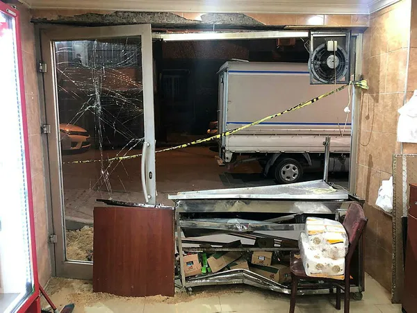1651572645428.jpg Camdan sarkarak sosyal medyada yayın yaparken fırına girdi-4