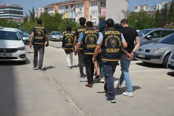 escort-olarak-gidip-ortaligi-karistiriyordu-kirli-plancilar-eskortla-birlikte-tutuklandi-1653926413686.jpg Escort olarak gidip ortalığı karıştırıyordu! Kirli plancılar eskortla birlikte tutuklandı-3