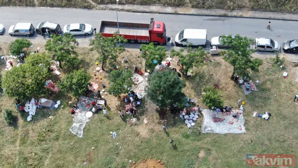"Bu alanda kesim yasak" afişinin altında kaçak olarak kurban kesimi yaptılar - 4