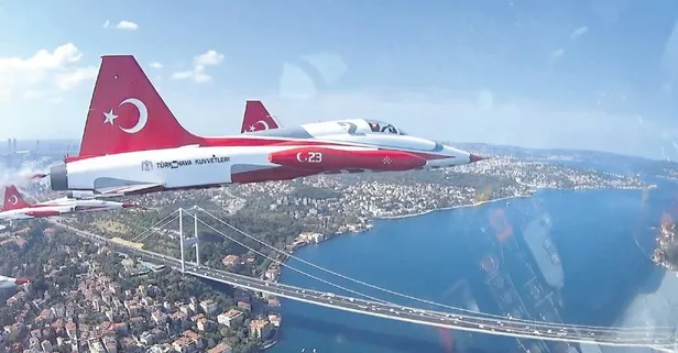 Türk Yıldızları'nın İstanbul'u selamlamasına "kokpit içi" bakış