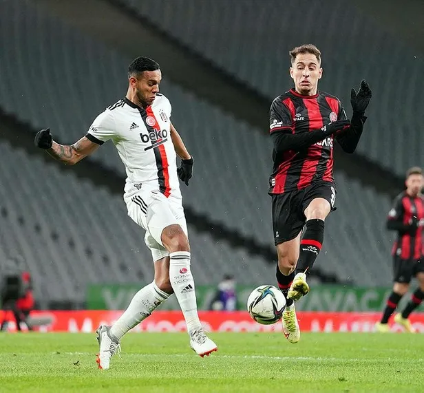 siyah-beyazlilarin-2022de-bilegi-bukulmedi-deplasmandaki-3-puan-hasretine-karagumruk-maciyla-son-verdi-1642547351869.jpeg Siyah-Beyazlılar’ın 2022’de bileği bükülmedi! Deplasmandaki 3 puan hasretine Karagümrük maçıyla son verdi-9