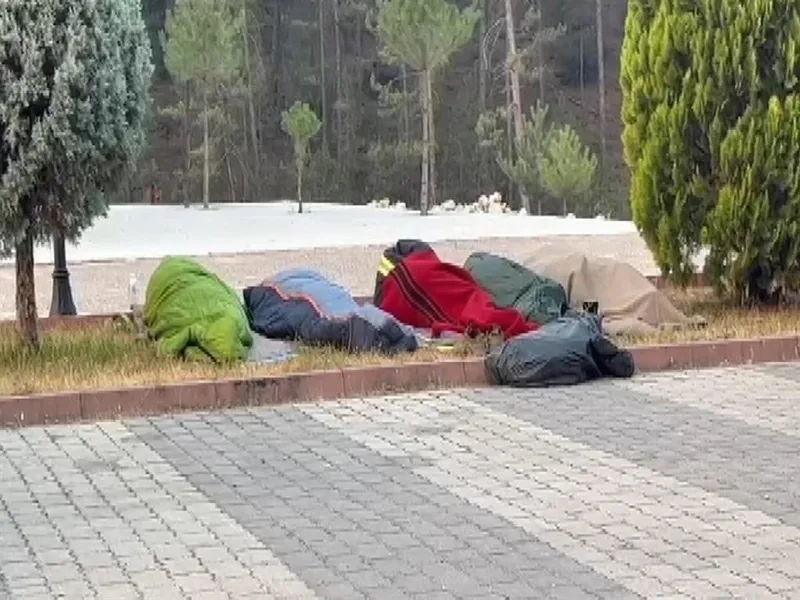 Ekipler uyku tulumlarında uyudu (takvim foto arşiv)