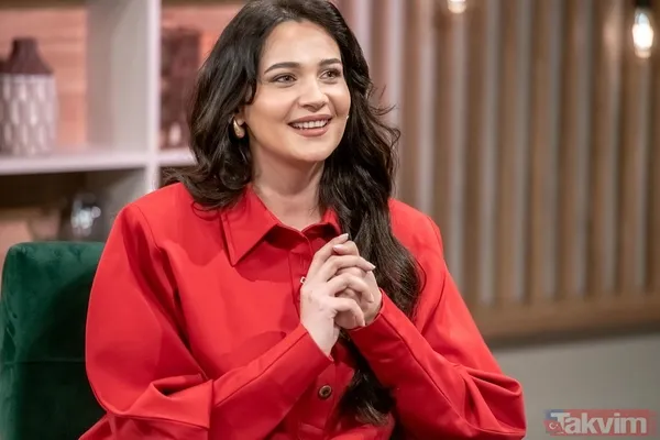 Gülsim Ali İlhan yırtmaç ve dekoltede sınır tanımadı! Tepki çekti: “Bu kıyafet ne böyle” - 5