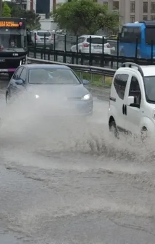 İstanbul'da yağmur sonrası yollar göle döndü!
