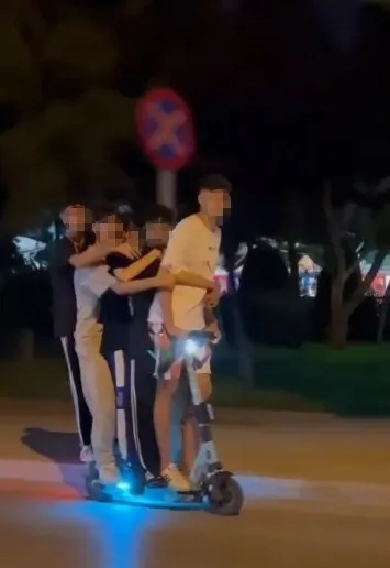 antalyada-bu-kadar-da-olmaz-dedirten-goruntu-5-kisi-bindiler-1659469757861.jpg Antalya'da 'bu kadar da olmaz' dedirten görüntü! 5 kişi bindiler-3