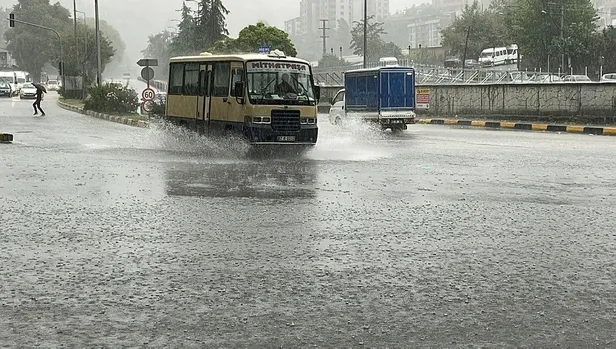 Uyarılar sonrası 3 ilde kuvvetli sağanak! Zonguldak, Kocaeli ve Sakarya'da sokak ve caddeler göle döndü-4