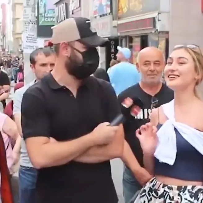 Başkan Erdoğanı savunan genç kıza demediklerini bırakmadılar: Saçları açık, modern giyinmiş, AK Partiyi savunuyor